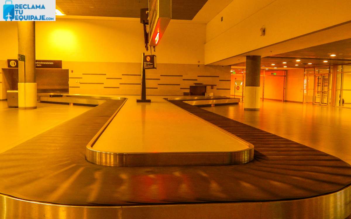 cinta de equipaje en aeropuerto vacia